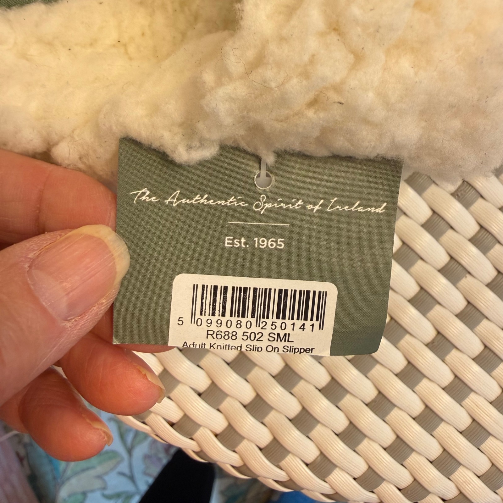 Aran Woollen Mills Womens White Cable Knit Fleece Lined Slippers Small Nwt R688 — image 5 of 8